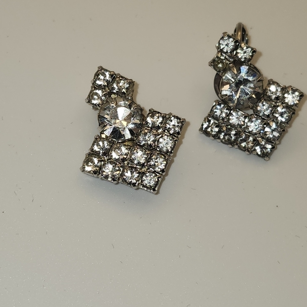 Stunning vintage Elegant Silver  And rhinestone clip on earrings